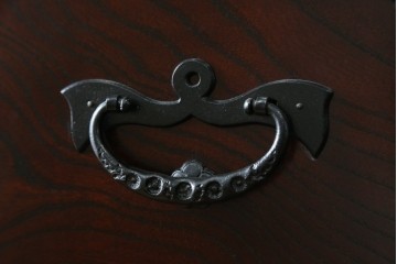 中古　美品　岩谷堂箪笥　欅(ケヤキ)材　漆塗りの美しい木肌に桐紋金具が映える衣装箪笥　(R-087612)