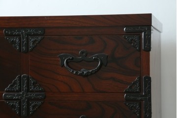 中古　美品　岩谷堂箪笥　欅(ケヤキ)材　漆塗りの美しい木肌に桐紋金具が映える衣装箪笥　(R-087612)