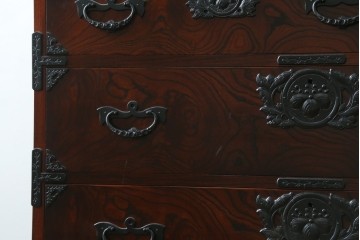 中古　美品　岩谷堂箪笥　欅(ケヤキ)材　漆塗りの美しい木肌に桐紋金具が映える衣装箪笥　(R-087612)