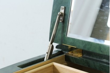 新古　展示品　美品　井上木工所　本みがき高級家具　深緑が美しいバーズアイメープルのジュエリーチェスト　定価約63万円　(R-087614)
