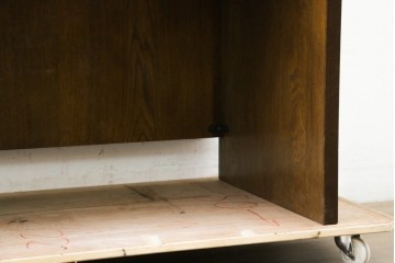 中古　カリモク家具(karimoku)　domani(ドマーニ)　Morganton(モーガントン)　ダークカラーにクラシカルな金色の取っ手が映えるワークデスク　定価約18万円　(R-087616)