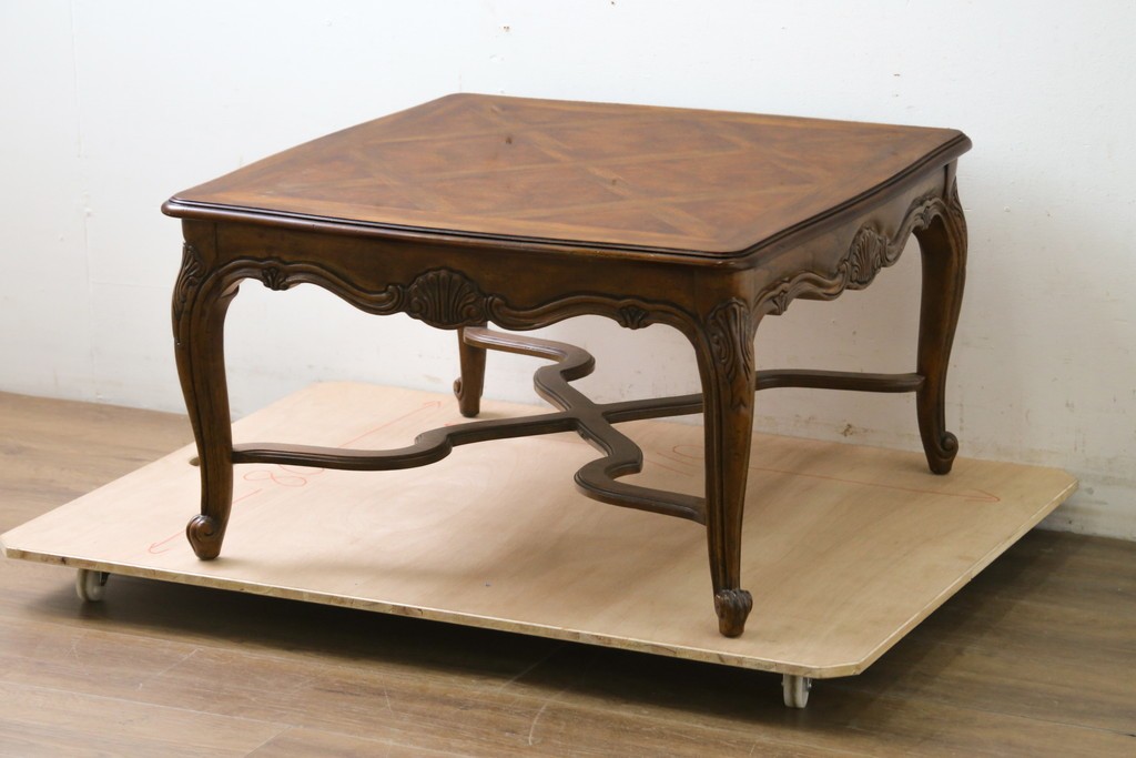中古　美品　DREXEL HERITAGE(ドレクセルヘリテイジ)　Old Continent(オールドコンチネント)　曲線脚と彫刻装飾が優美なセンターテーブル　定価約38万円　(R-087618)