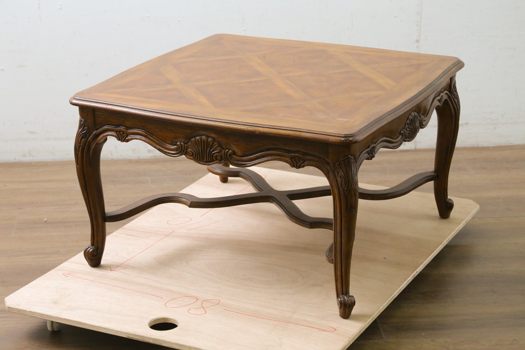 中古　美品　DREXEL HERITAGE(ドレクセルヘリテイジ)　Old Continent(オールドコンチネント)　曲線脚と彫刻装飾が優美なセンターテーブル　定価約38万円　(R-087618)