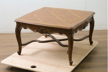 中古　美品　DREXEL HERITAGE(ドレクセルヘリテイジ)　Old Continent(オールドコンチネント)　曲線脚と彫刻装飾が優美なセンターテーブル　定価約38万円　(R-087618)