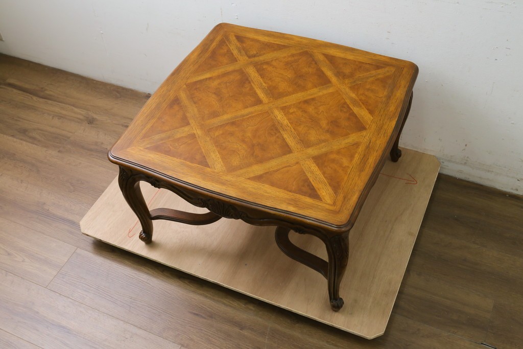 中古　美品　DREXEL HERITAGE(ドレクセルヘリテイジ)　Old Continent(オールドコンチネント)　曲線脚と彫刻装飾が優美なセンターテーブル　定価約38万円　(R-087618)