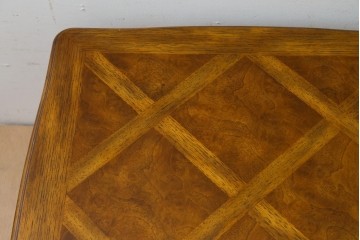 中古　美品　DREXEL HERITAGE(ドレクセルヘリテイジ)　Old Continent(オールドコンチネント)　曲線脚と彫刻装飾が優美なセンターテーブル　定価約38万円　(R-087618)