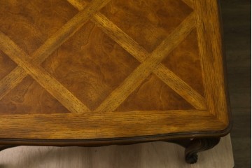 中古　美品　DREXEL HERITAGE(ドレクセルヘリテイジ)　Old Continent(オールドコンチネント)　曲線脚と彫刻装飾が優美なセンターテーブル　定価約38万円　(R-087618)