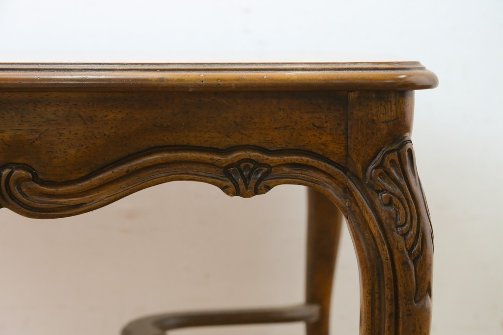 中古　美品　DREXEL HERITAGE(ドレクセルヘリテイジ)　Old Continent(オールドコンチネント)　曲線脚と彫刻装飾が優美なセンターテーブル　定価約38万円　(R-087618)