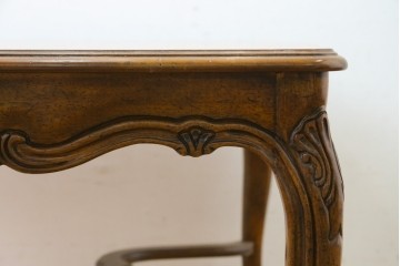 中古　美品　DREXEL HERITAGE(ドレクセルヘリテイジ)　Old Continent(オールドコンチネント)　曲線脚と彫刻装飾が優美なセンターテーブル　定価約38万円　(R-087618)