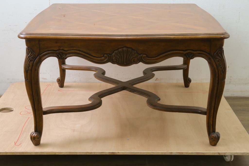 中古　美品　DREXEL HERITAGE(ドレクセルヘリテイジ)　Old Continent(オールドコンチネント)　曲線脚と彫刻装飾が優美なセンターテーブル　定価約38万円　(R-087618)