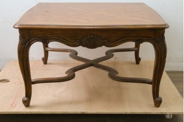 中古　美品　DREXEL HERITAGE(ドレクセルヘリテイジ)　Old Continent(オールドコンチネント)　曲線脚と彫刻装飾が優美なセンターテーブル　定価約38万円　(R-087618)