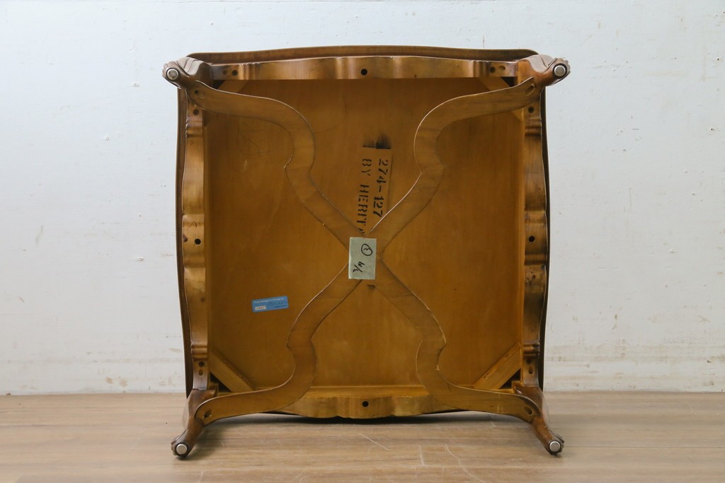 中古　美品　DREXEL HERITAGE(ドレクセルヘリテイジ)　Old Continent(オールドコンチネント)　曲線脚と彫刻装飾が優美なセンターテーブル　定価約38万円　(R-087618)