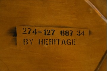 中古　美品　DREXEL HERITAGE(ドレクセルヘリテイジ)　Old Continent(オールドコンチネント)　曲線脚と彫刻装飾が優美なセンターテーブル　定価約38万円　(R-087618)