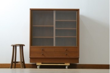 和製ヴィンテージ　チーク材　シンプルですっきりとしたフォルムのキャビネット　(R-087621)