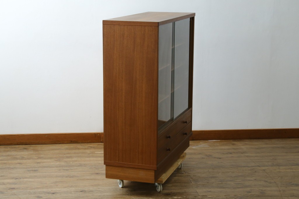 和製ヴィンテージ　チーク材　シンプルですっきりとしたフォルムのキャビネット　(R-087621)
