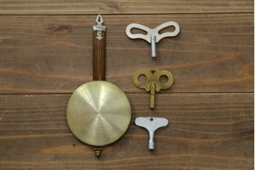 和製アンティーク　Meiji(明治時計社)　透かし彫りが上品な振り子付き掛け時計　(R-087624)