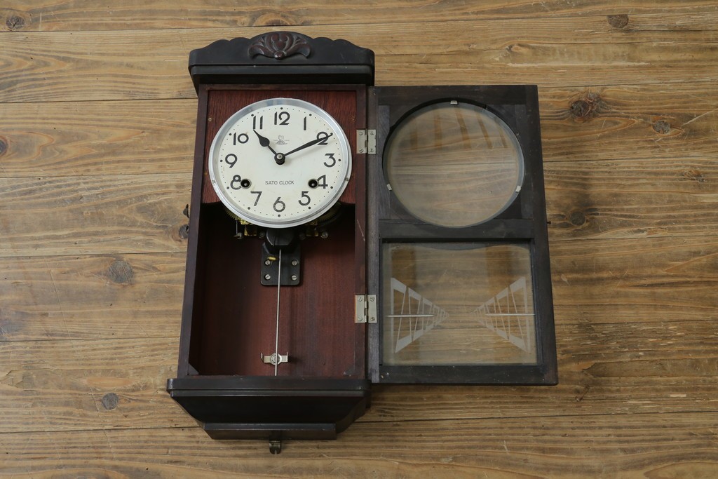 和製アンティーク　SATO CLOCK(佐藤時計製造株式会社)　振り子窓のデザインが印象的な時計　(R-087625)