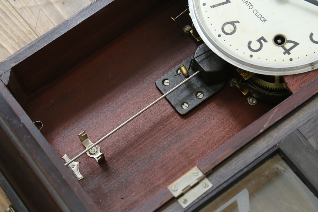 和製アンティーク　SATO CLOCK(佐藤時計製造株式会社)　振り子窓のデザインが印象的な時計　(R-087625)