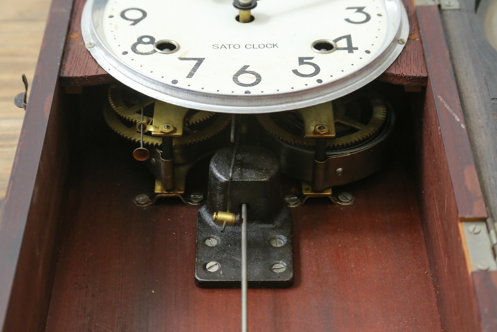 和製アンティーク　SATO CLOCK(佐藤時計製造株式会社)　振り子窓のデザインが印象的な時計　(R-087625)