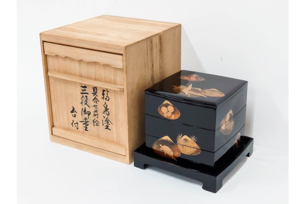 輪島塗　塗師 彪人・蒔絵師 桂月　木製　上品な貝合せ蒔絵が描かれた三段御重 台付　定価約40万円　共箱付き　(R-087627)