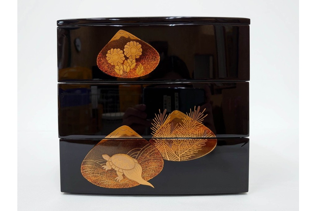 輪島塗　塗師 彪人・蒔絵師 桂月　木製　上品な貝合せ蒔絵が描かれた三段御重 台付　定価約40万円　共箱付き　(R-087627)