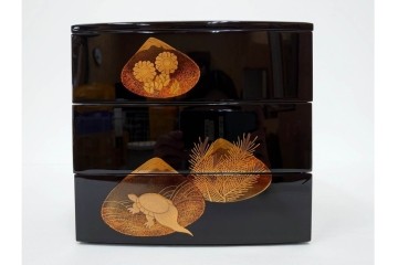 輪島塗　塗師 彪人・蒔絵師 桂月　木製　上品な貝合せ蒔絵が描かれた三段御重 台付　定価約40万円　共箱付き　(R-087627)