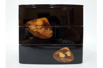 輪島塗　塗師 彪人・蒔絵師 桂月　木製　上品な貝合せ蒔絵が描かれた三段御重 台付　定価約40万円　共箱付き　(R-087627)