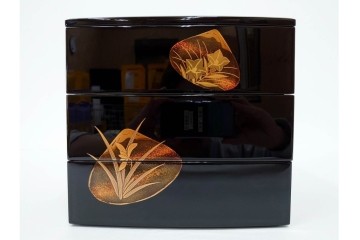 輪島塗　塗師 彪人・蒔絵師 桂月　木製　上品な貝合せ蒔絵が描かれた三段御重 台付　定価約40万円　共箱付き　(R-087627)