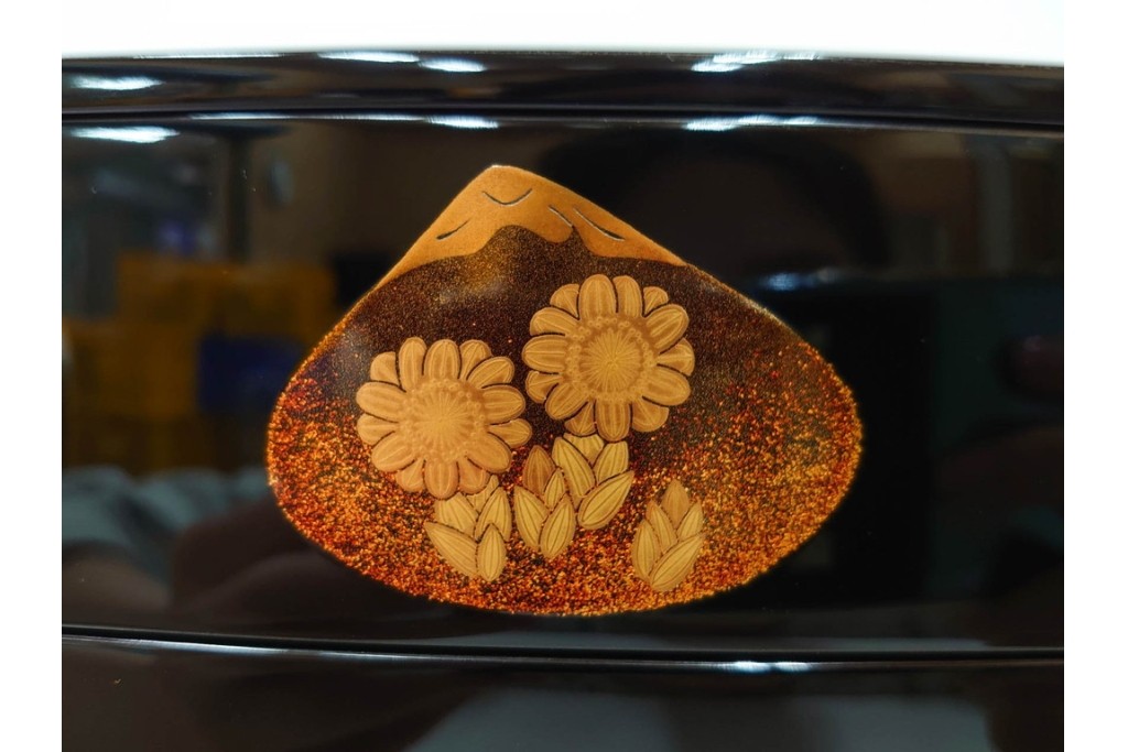 輪島塗　塗師 彪人・蒔絵師 桂月　木製　上品な貝合せ蒔絵が描かれた三段御重 台付　定価約40万円　共箱付き　(R-087627)