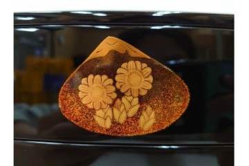 輪島塗　塗師 彪人・蒔絵師 桂月　木製　上品な貝合せ蒔絵が描かれた三段御重 台付　定価約40万円　共箱付き　(R-087627)