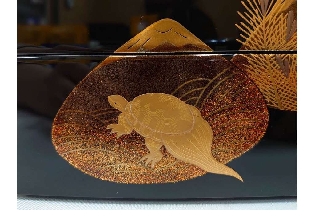 輪島塗　塗師 彪人・蒔絵師 桂月　木製　上品な貝合せ蒔絵が描かれた三段御重 台付　定価約40万円　共箱付き　(R-087627)
