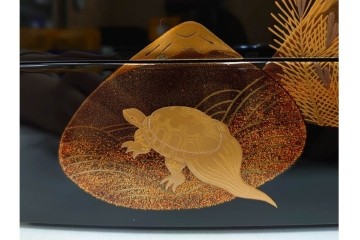 輪島塗　塗師 彪人・蒔絵師 桂月　木製　上品な貝合せ蒔絵が描かれた三段御重 台付　定価約40万円　共箱付き　(R-087627)