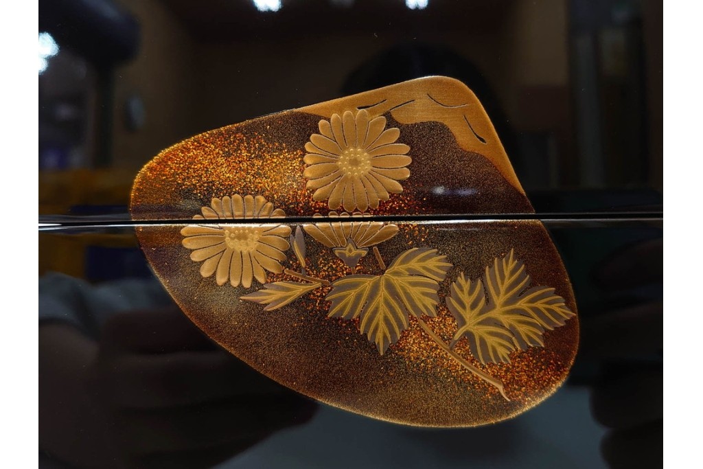 輪島塗　塗師 彪人・蒔絵師 桂月　木製　上品な貝合せ蒔絵が描かれた三段御重 台付　定価約40万円　共箱付き　(R-087627)