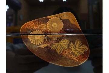 輪島塗　塗師 彪人・蒔絵師 桂月　木製　上品な貝合せ蒔絵が描かれた三段御重 台付　定価約40万円　共箱付き　(R-087627)