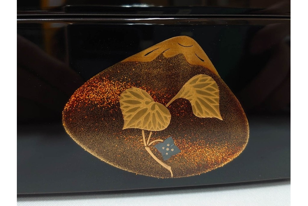 輪島塗　塗師 彪人・蒔絵師 桂月　木製　上品な貝合せ蒔絵が描かれた三段御重 台付　定価約40万円　共箱付き　(R-087627)