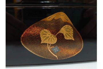 輪島塗　塗師 彪人・蒔絵師 桂月　木製　上品な貝合せ蒔絵が描かれた三段御重 台付　定価約40万円　共箱付き　(R-087627)