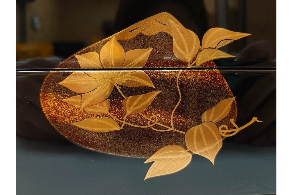 輪島塗　塗師 彪人・蒔絵師 桂月　木製　上品な貝合せ蒔絵が描かれた三段御重 台付　定価約40万円　共箱付き　(R-087627)