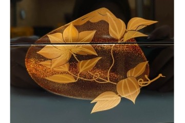 輪島塗　塗師 彪人・蒔絵師 桂月　木製　上品な貝合せ蒔絵が描かれた三段御重 台付　定価約40万円　共箱付き　(R-087627)
