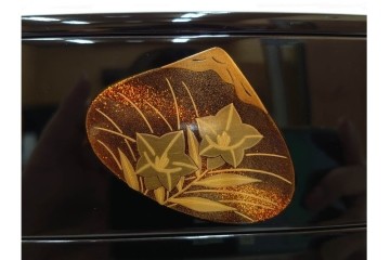 輪島塗　塗師 彪人・蒔絵師 桂月　木製　上品な貝合せ蒔絵が描かれた三段御重 台付　定価約40万円　共箱付き　(R-087627)