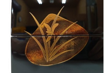 輪島塗　塗師 彪人・蒔絵師 桂月　木製　上品な貝合せ蒔絵が描かれた三段御重 台付　定価約40万円　共箱付き　(R-087627)