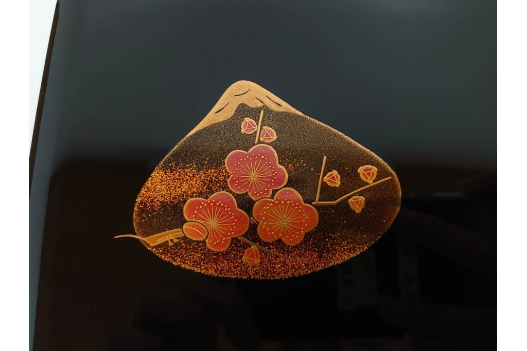 輪島塗　塗師 彪人・蒔絵師 桂月　木製　上品な貝合せ蒔絵が描かれた三段御重 台付　定価約40万円　共箱付き　(R-087627)