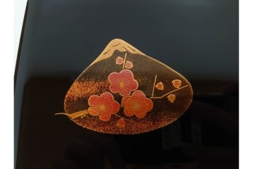 輪島塗　塗師 彪人・蒔絵師 桂月　木製　上品な貝合せ蒔絵が描かれた三段御重 台付　定価約40万円　共箱付き　(R-087627)