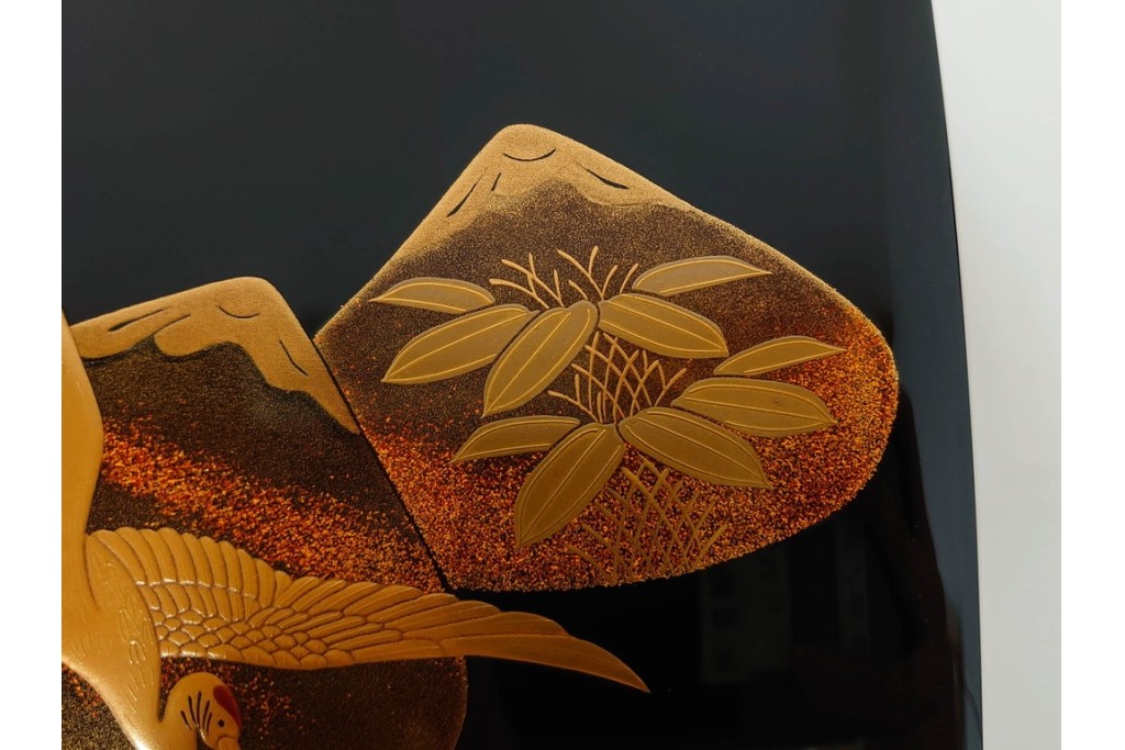 輪島塗　塗師 彪人・蒔絵師 桂月　木製　上品な貝合せ蒔絵が描かれた三段御重 台付　定価約40万円　共箱付き　(R-087627)