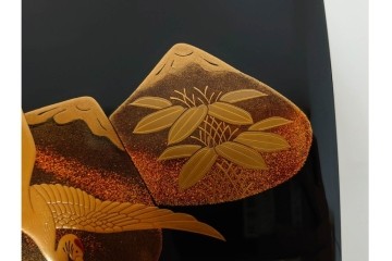 輪島塗　塗師 彪人・蒔絵師 桂月　木製　上品な貝合せ蒔絵が描かれた三段御重 台付　定価約40万円　共箱付き　(R-087627)