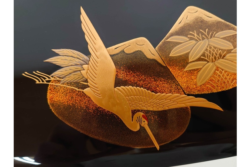 輪島塗　塗師 彪人・蒔絵師 桂月　木製　上品な貝合せ蒔絵が描かれた三段御重 台付　定価約40万円　共箱付き　(R-087627)