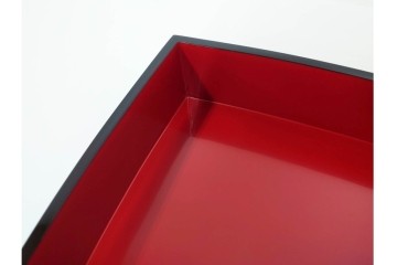 輪島塗　塗師 彪人・蒔絵師 桂月　木製　上品な貝合せ蒔絵が描かれた三段御重 台付　定価約40万円　共箱付き　(R-087627)