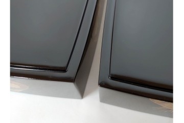 輪島塗　塗師 彪人・蒔絵師 桂月　木製　上品な貝合せ蒔絵が描かれた三段御重 台付　定価約40万円　共箱付き　(R-087627)