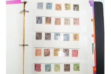 フランス　色々な図案が並ぶ未使用&使用済の切手セット ファイル付き　(R-087630)