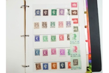 フランス　色々な図案が並ぶ未使用&使用済の切手セット ファイル付き　(R-087630)
