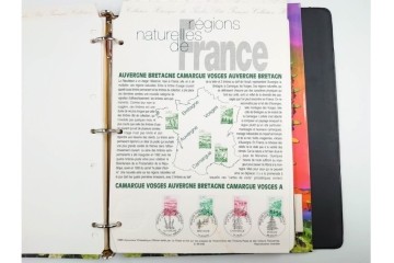 フランス　色々な図案が並ぶ未使用&使用済の切手セット ファイル付き　(R-087630)